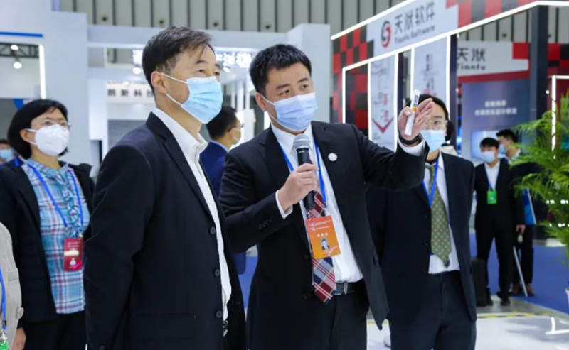 江蘇省工信廳副廳長池宇視察亨通展臺(tái)(圖1)